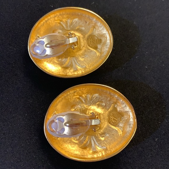 Vintage Karl Kagerfeld clip earrings, oval gold tone,orange enamel & faux pearl - Picture 4 of 8